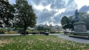 princes street gardens, edinburgh with view of city