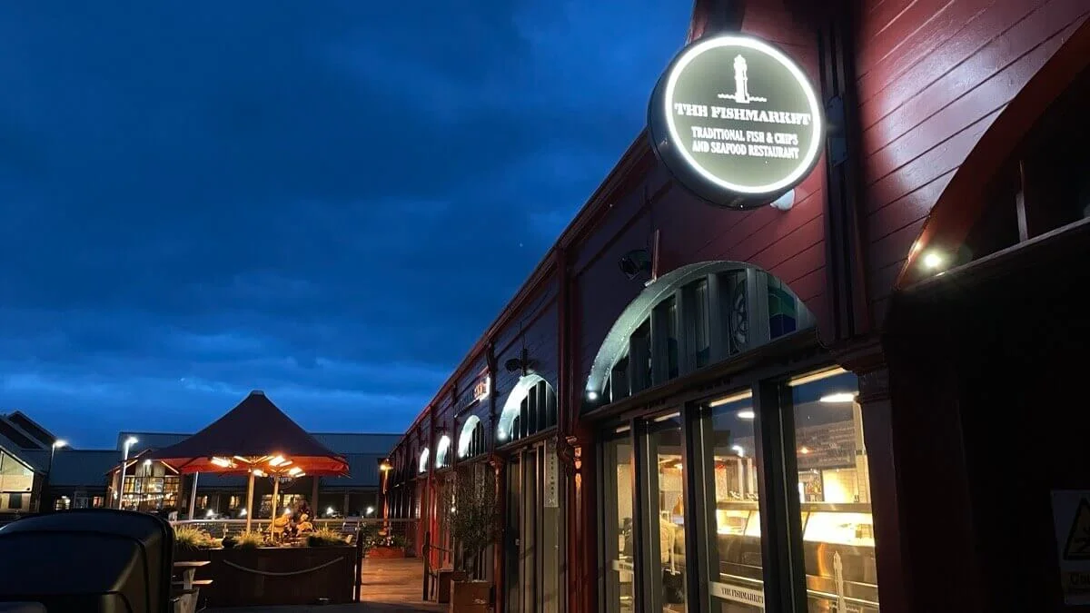 Fishmarket restaurant at night